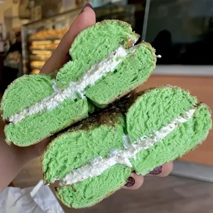 Pandan bagel w/ plain cream cheese