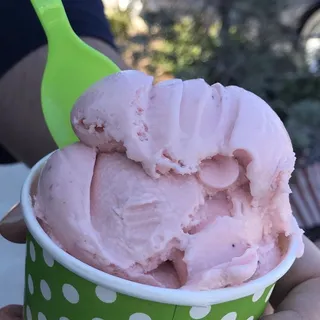 Fresh Strawberry Ice Cream (Pint)