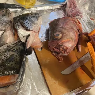 Cleaning salmon and grouper head at home.