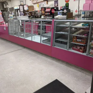 Literally no donuts on my second attempt at this place. Definitely avoid.