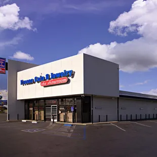 The Showroom at Fresno Coin Gallery. All coin sales, bullion, jewelry sales, coin supplies, and the jewelers are located here.