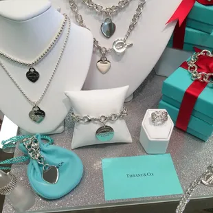 We have beautiful Valentines gifts for your loved one.