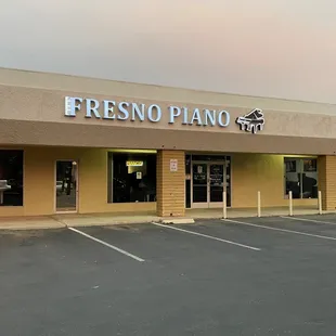 Fresno Piano Storefront at Fresno and Ashlan