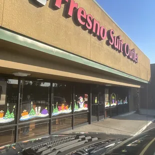 Right off Blackstone and Shaw. Easy on and off Hwy 41. Plenty of parking