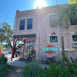 a stop sign in front of a building