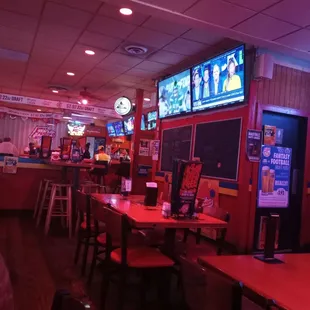 Nice, relaxed place to grab dinner. Not to busy at this time. Waitress is new so she couldn't answer a few questions.