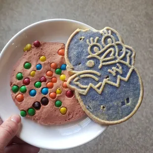 a plate of cookies and a cookie