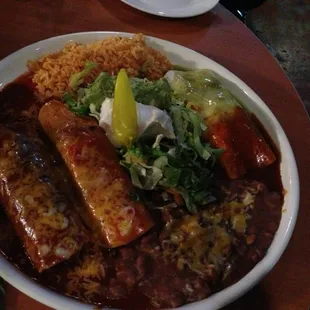 I got the3combination plate&amp; shared it. I got2enchiladas &amp;1burrito.The burrito is on the far right&amp;it looks like an enchilada :/