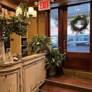 Front desk &amp; entrance