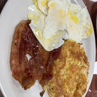 Eggs, bacon and hash brown casserole