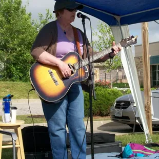Art Fair @ The Bean: Kaye Johnston performing live.