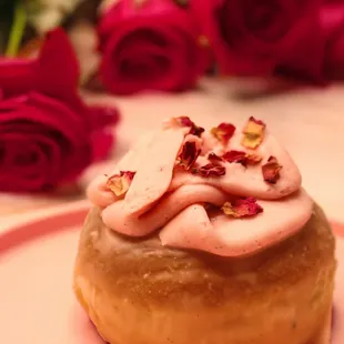 Cardamom Rose
A divine rose vanilla bean glaze with a touch of cardamom buttercream. Topped with graceful rose buds and petals.