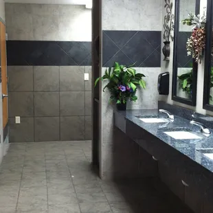 Restroom....CLEAN and visually appealing