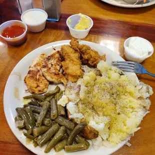 Chicken tenders, I ask for grilled and for fried as I had not tried these before. The fried were the best.