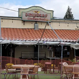 the outside of a restaurant
