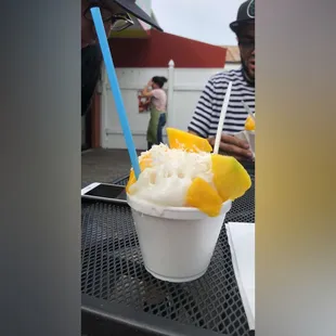 Mango and coconut minuta with real mango slices and shredded coconut