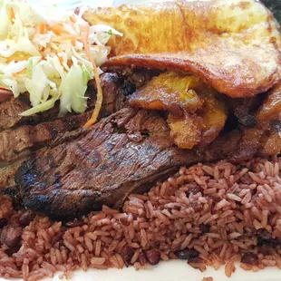 Carne Asada, gallo pinto, queso frito, platanito frito, y ensalada.