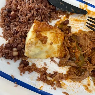 Gallo pinto, queso frito, maduros y carne desmenuzada