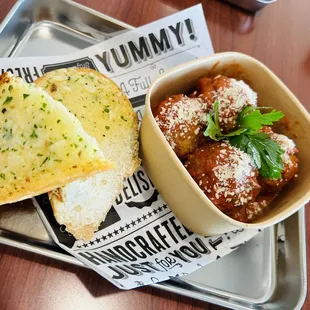 Meatballs and garlic bread