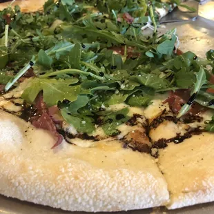 Arugula Pizza with prosciutto, never disappoints