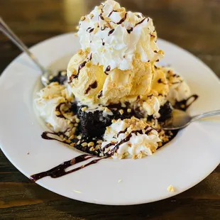 Amazing peanut butter brownie sundae. Comes in small and large. (This is the large size)