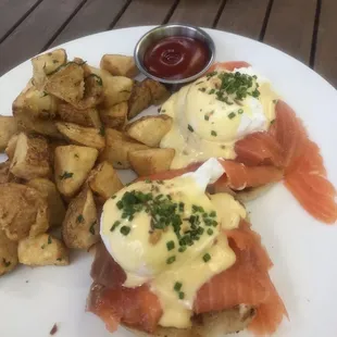 Salmon eggs Benedict with chips