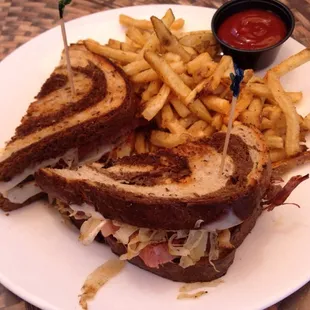 Corned beef sandwich w/ fries