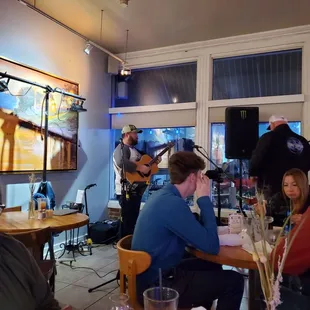 Guitarist getting ready to play on Saturday evening