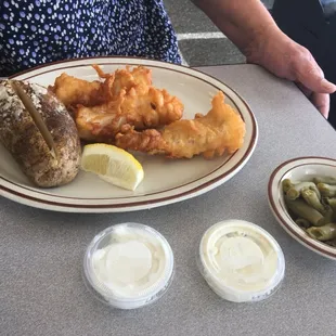 Fish, baked potato, green beans, tarter sauce, and Lemmon slice
