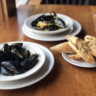 Coconut green curry Mussels, Saffron mussels and garlic bread