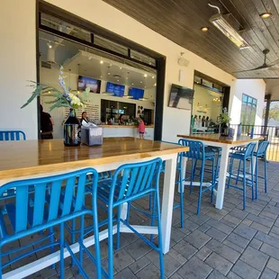 the outside of the restaurant