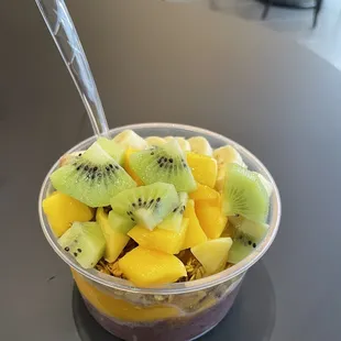 Açaí/Mango bowl with kiwi, mango and banana.