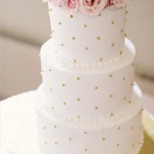 example of gold dotted cake