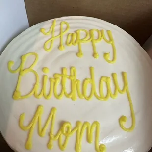 a happy birthday mom cake