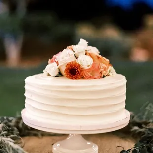 simple one-tier wedding cake from Frost Cupcake Factory (flowers from Expressions Floral Designs)