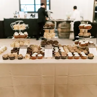 wedding cupcakes from Frost Cupcake Factory