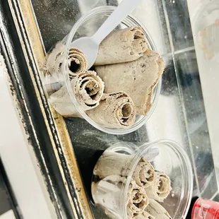 wo cups of ice cream