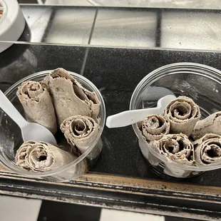 wo cups of ice cream