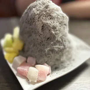 Black sesame &amp; coconut frost with fresh fruits and mochi