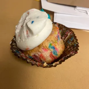Dry and hard cupcake. Decent frosting