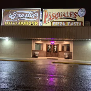 the front of a restaurant at night