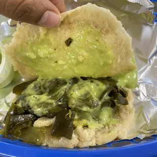 Gordita de rajas con queso