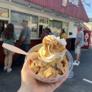 Cinnamon cake sundae