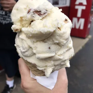 2 scoops Butter pecan