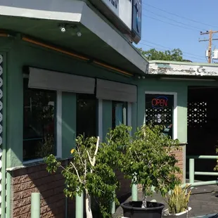 the outside of a restaurant