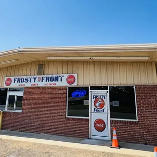 the entrance to a fast food restaurant
