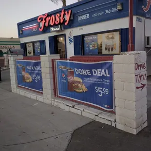the front of a frozen treat shop