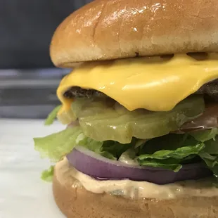 a cheeseburger with lettuce and tomato