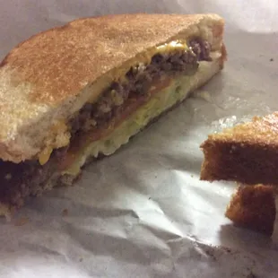 This is there idea of a patty melt. Notice the lettuce, pickles, mayo, tomatoes. No onions either :-(