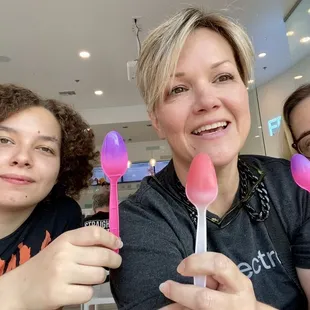 Color changing spoons